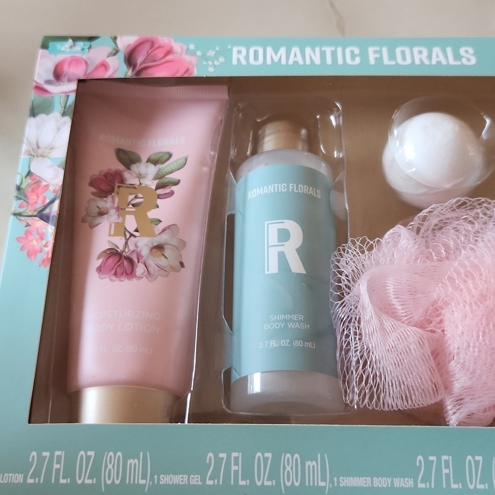 Bodycology Romantic Florals bath and body, lotion and soap set - Picture 4 of 5